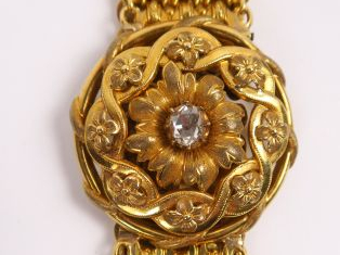 Bracelet Napoléon III en or ajouré à décor de motifs floraux, orné en 