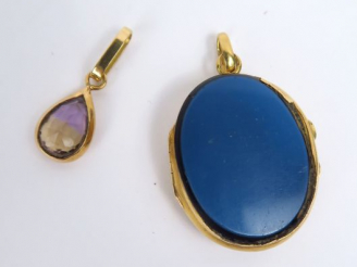 Vente aux enchères Pendentif porte-photo en pierre dure, monture en or. Poids tel : 7,2 g