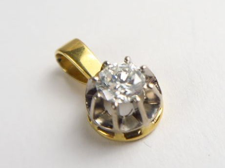 Pendentif serti d'un brillant de 0,70 carats environ. Belle qualité de