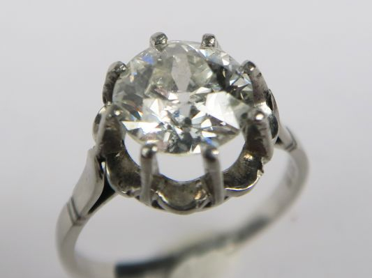 Solitaire orné d'un diamant taille ancienne de 2,10 carats environ. Mo
