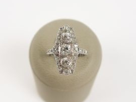 Vente aux enchères Bague marquise Art Déco en platine sertie de diamants taille ancienne.
