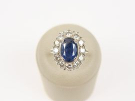 Vente aux enchères Bague marguerite, saphir entourée de 12 brillants.  6 g
