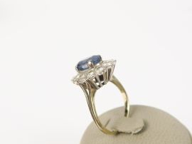 Bague marguerite, saphir entourée de 12 brillants.  6 g