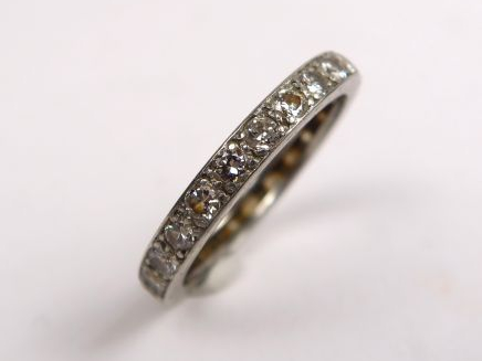 Alliance américaine en platine ornée d'une ligne de petits diamants. P