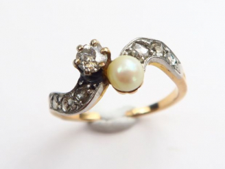 Vente aux enchères Bague Vous et Moi ornée d'une perle et d'un diamant taille ancienne. M