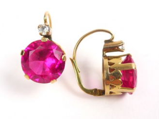 Vente aux enchères Paire de boucles d'oreilles ornées de pierres roses et de petits saphi