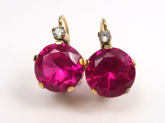 Paire de boucles d'oreilles ornées de pierres roses et de petits saphi