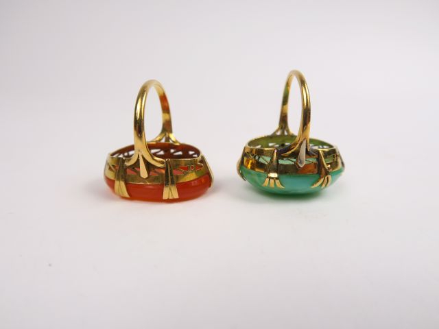 Deux bagues, monture en or 14 carats, serties d'une cornaline pour l'u