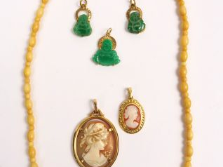 Vente aux enchères Lot de bijoux comprenant 3 pendentifs en jade et or 9 carats en forme 