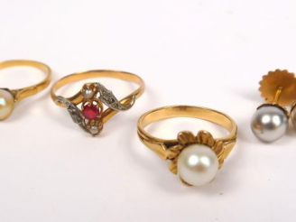 Vente aux enchères Lot de trois bagues, ornées de perles pour deux et d'une pierre rouge 