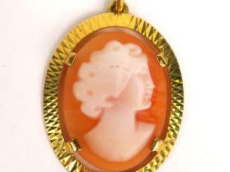 Vente aux enchères Camée en pendentif, monture en or. Poids tel : 1,6 g