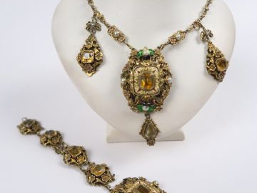Bracelet et collier en vermeil et émail, sertis de topaze. (accidents 