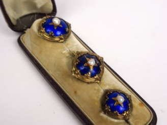 Vente aux enchères Suite de trois broches Napoléon III en argent émaillé et rehaussé de p