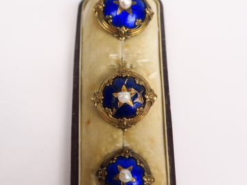 Suite de trois broches Napoléon III en argent émaillé et rehaussé de p