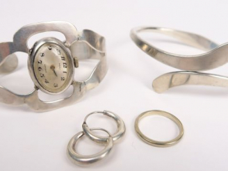 Vente aux enchères Lot de bijoux en argent : bracelet (27,6 g), montre bracelet (24 g tel