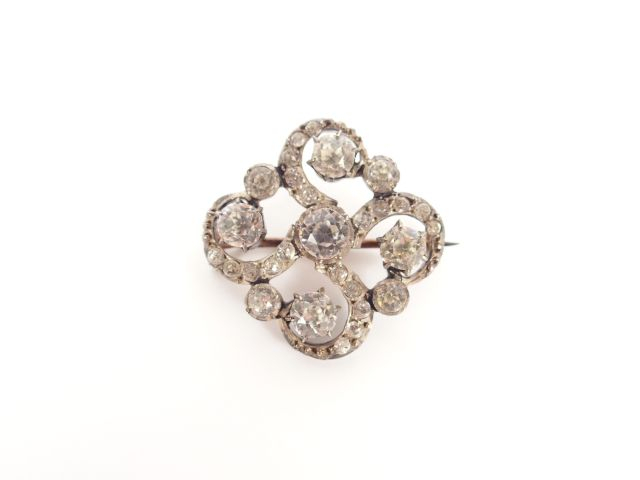 Broche monture argent pavée de pierres à l'imitation du diamant (CZ).