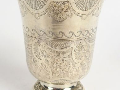 Timbale XVIIIe en argent de forme tulipe, à décor gravé de rinceaux. P