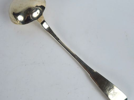 Louche XVIIIe en argent, armoriée. Poids : 288 g. Longueur : 37 cm