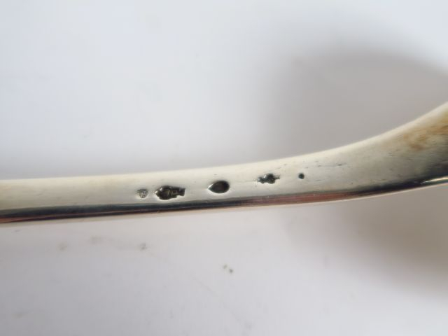Louche XVIIIe en argent, armoriée. Poids : 288 g. Longueur : 37 cm