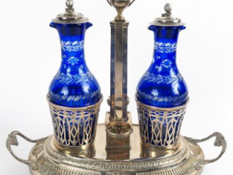 Vente aux enchères Huilier/vinaigrier XVIIIe en argent, flacons en cristal bleu. Poids sa