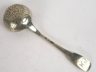 Vente aux enchères Saupoudreuse XVIIIe en argent. Poids : 105 g
