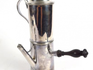 Vente aux enchères Cafetière en trois parties en argent, poinçon au coq. Poids sans le ma