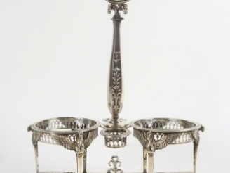 Vente aux enchères Monture d'huilier Empire en argent, à décor d'aigles aux ailes déployé