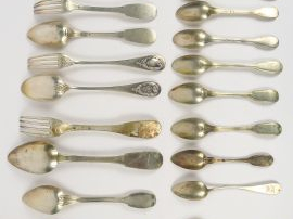 Vente aux enchères Lot comprenant divers couverts et petites cuillères dépareillés en arg