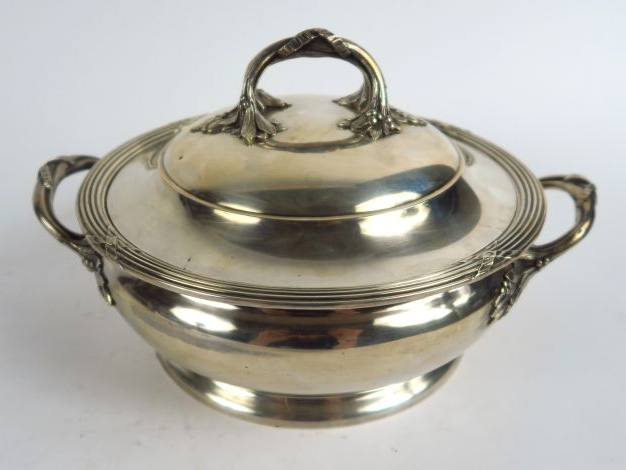 Légumier de style Louis XVI en argent, poinçon Minerve. Poids : 1 089 
