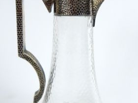 BACCARAT. Carafe en cristal taillé et argent martelé, poinçon Minerve.