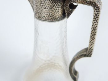 BACCARAT. Carafe en cristal taillé et argent martelé, poinçon Minerve.