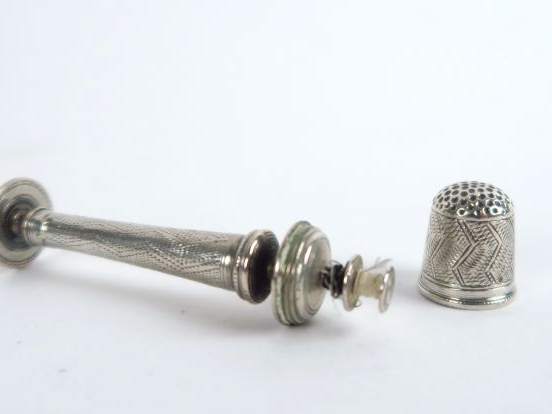 Cachet formant étui à couture en argent. Poids : 20 g