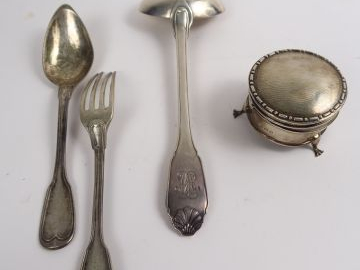 Cuillère à crème, modèle à double coquille, monogrammé, couvert d'enfa