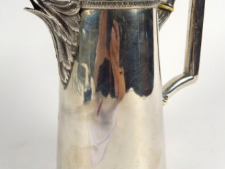Vente aux enchères Pot à eau de style Empire en argent, poinçon Minerve, bec verseur en f