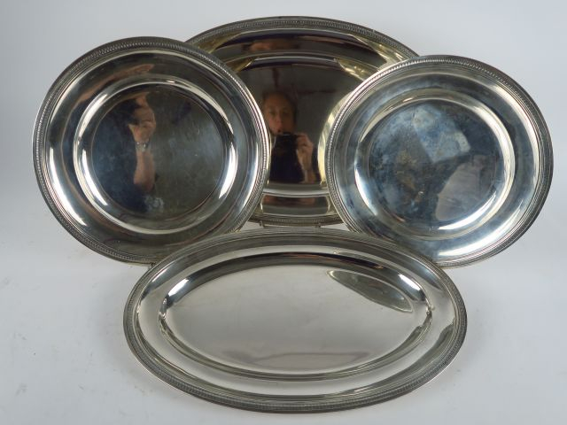 Suite de deux plats ronds et deux plats ovales en argent, poinçon Mine