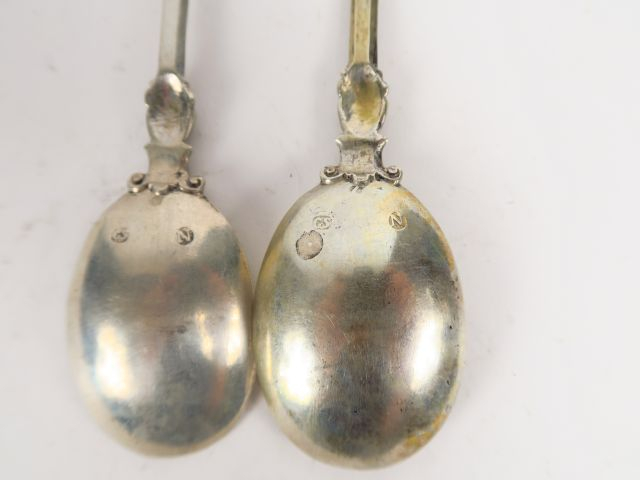 Deux cuillères en argent 'saint Jacob' et 'saint Simon'. Poids : 100 g