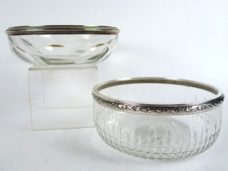 Vente aux enchères Deux différentes jattes à crème en cristal et cerclé d'argent, poinçon