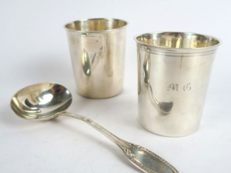 Vente aux enchères Deux différentes timbales et une cuillère à sauce de style Empire, l'e