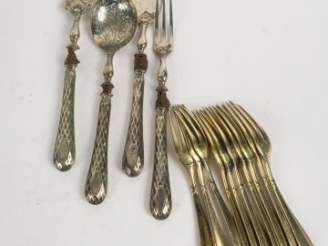Vente aux enchères Quatre couverts à douceur en argent, poinçon Minerve, et argent fourré