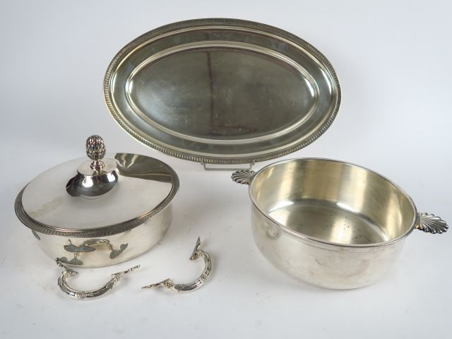 Légumier (anses accidentées), plat ovale à décor de rais de cœur, légu