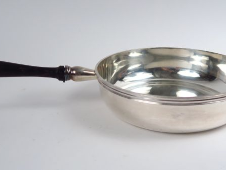Grand poèlon en métal argenté, manche en bois noirci. Diamètre : 20 cm