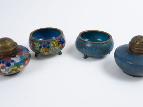 Deux paires de salerons en émaux cloisonnés