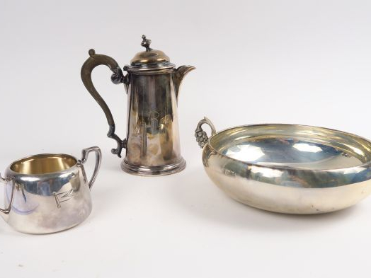 Coupelle à anses, cafetière monogrammée, base de sucrier, l'ensemble e