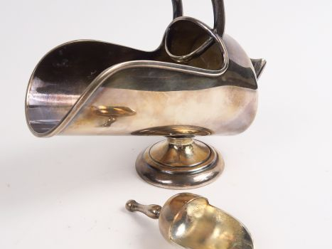 Sucrier en métal argenté avec sa pelle