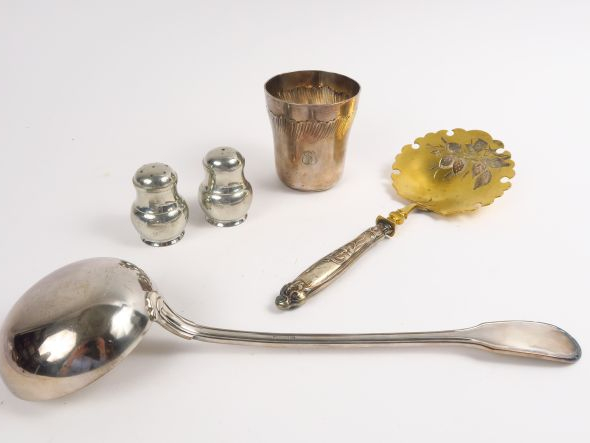 Timbale monogrammée, louche en métal argenté Christofle, paire de sale