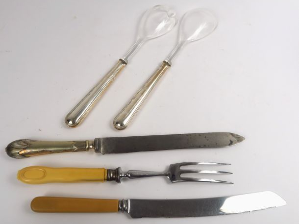 Couvert à salade, manche argent fourré, deux différents couteaux et un