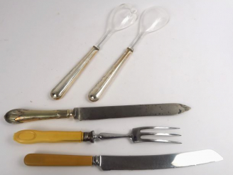 Vente aux enchères Couvert à salade, manche argent fourré, deux différents couteaux et un