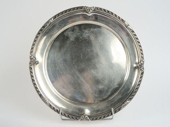 Jatte ronde de style Louis XVI en argent, travail étranger. 930 g