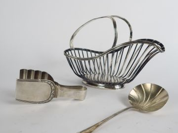 Porte-bouteille, pelle à fraise et pince à asperge, l'ensemble en méta