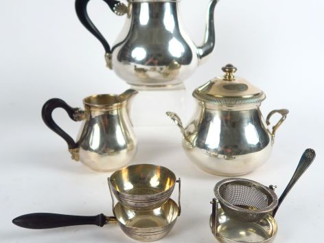 Service à thé en métal argenté comprenant 3 pièces de forme, on y join